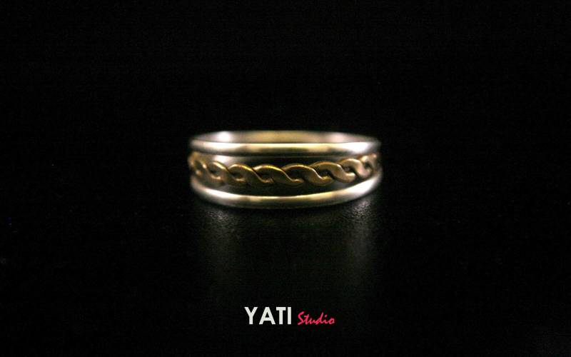 Einzigartiger Handgemachter Sterling Silber Ring, Mixed Metal Geschenk V-Schaft Ring Mit Messing Kabeleinsatz Einzigartiger Handgemachter Sterling Silber Ring, Mixed Metal Geschenk V-Schaft Ring Mit Messing Kabeleinsatz von YATIstudio