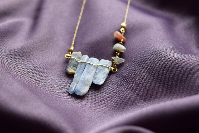 Autumn Rain 8109 Kyanit-steine | Kette Messing Handgearbeitet Einzigartiges Geschenk Berlin von YATORA