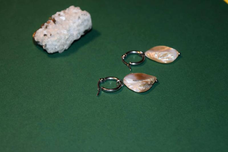 Das Meer Handgefertigte Ohrringe | Süßwasser-Perlen Wasserfest Hypoallergisch Berlin Das Meer Handgefertigte Ohrringe | Süßwasser-Perlen Wasserfest Hypoallergisch Berlin von YATORA