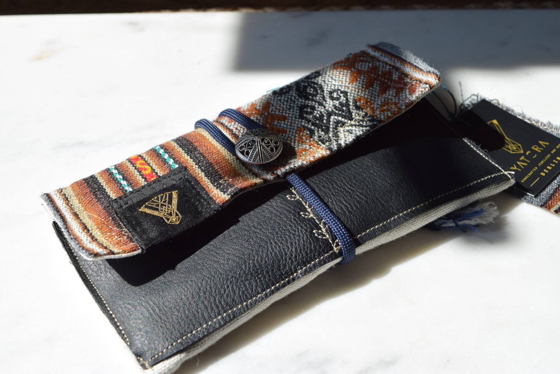M2424 Tabaktasche Drehertasche | Tabakbeutel Künstler Handgefertigt Vegan M2424 Tabaktasche Drehertasche | Tabakbeutel Künstler Handgefertigt Vegan von YATORA