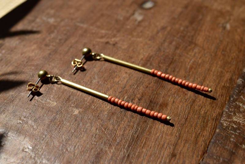 Tambora Handgefertigte | Messing Acrylicperlen Ohrringe von YATORA