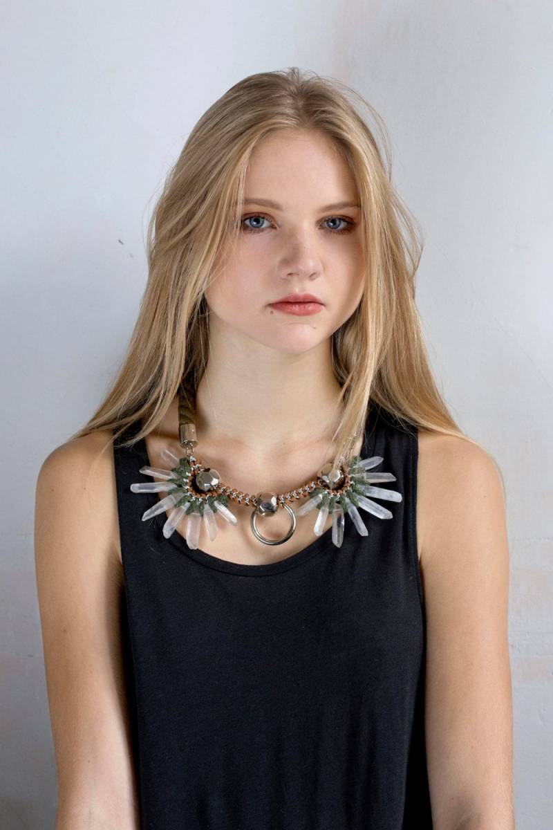 Nenuphar Quarz-Kristalle in Einer Übergroßen Satinhandschuhe Halskette. Olivgrün Und Senf von YAYOIjewelry