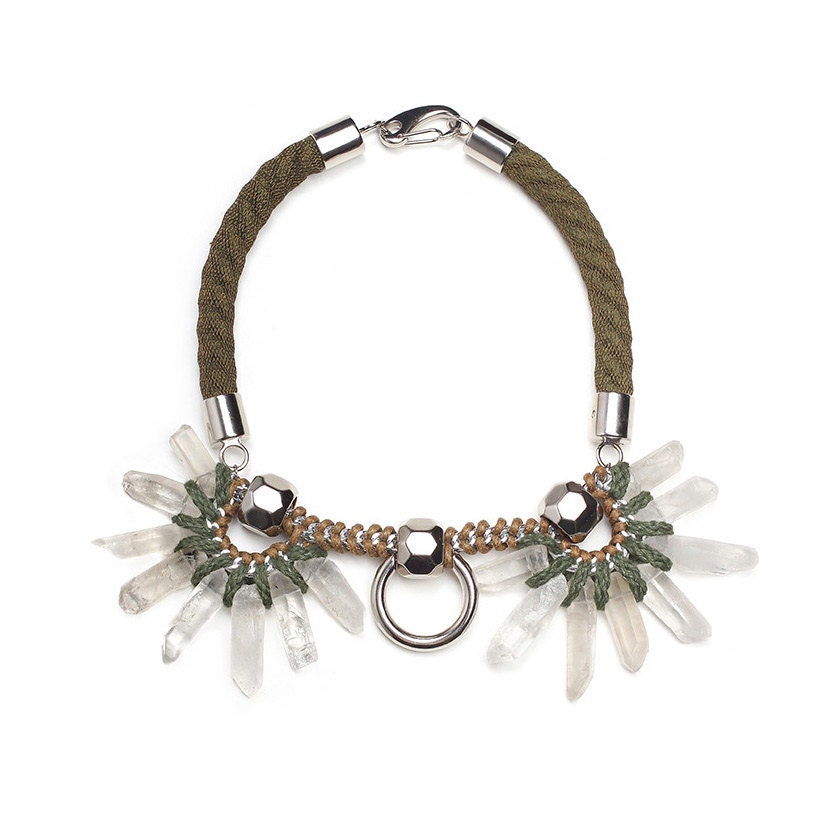 Nenuphar Quarz-Kristalle in Einer Übergroßen Satinhandschuhe Halskette. Olivgrün Und Senf. Statement-Kette. Statement-Schmuck. Fett Markiert. Maxi von YAYOIjewelry