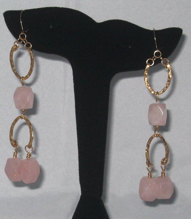 Hufeisen Ohrringe | Nature Rocks Collection Rosenquarz 14K Gold Filled von YBrandCreations