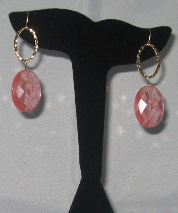 Oh So Erdbeerohrringe | Nature Rocks Kollektion Erdbeerquarz Und 14K Gold Filled von YBrandCreations