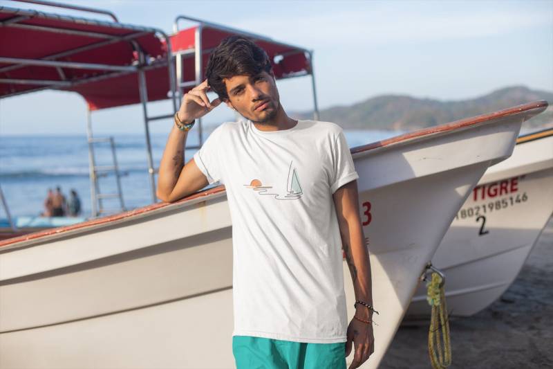 Sailing Sunset T-Shirt - Single Line Drawing Island Yacht Surf Design Unisex Baumwoll T-Shirt von YEARTHLY