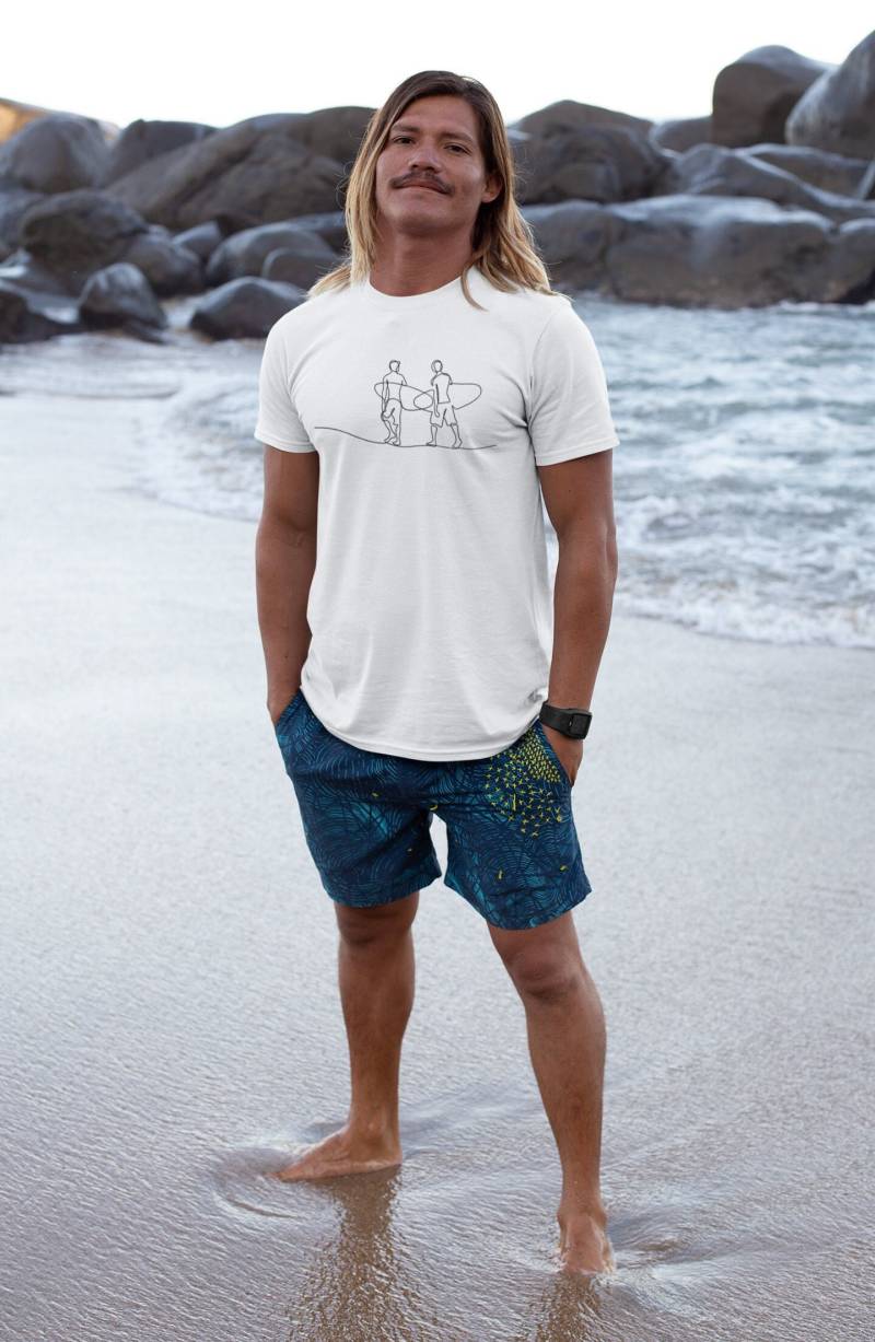 Surfen Natur T-Shirt - Zwei Surfer Walking Single Line Zeichnung Strand Sport Geschenke Unisex Softstyle Surfen Natur T-Shirt - Zwei Surfer Walking Single Line Zeichnung Strand Sport Geschenke Unisex Softstyle von YEARTHLY