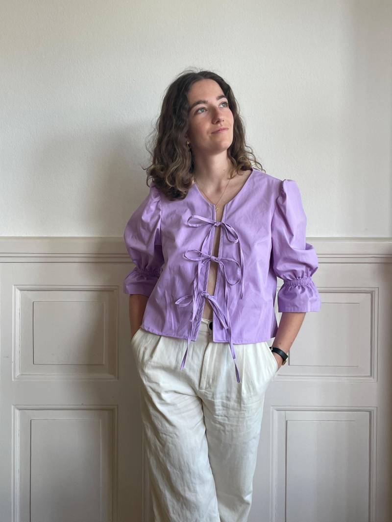 Fliederfarbene Vintage Bluse Von Revelo Mit Puffärmeln Und Front Tie System - Upcycling Trendy Retro Top von YELOzurich