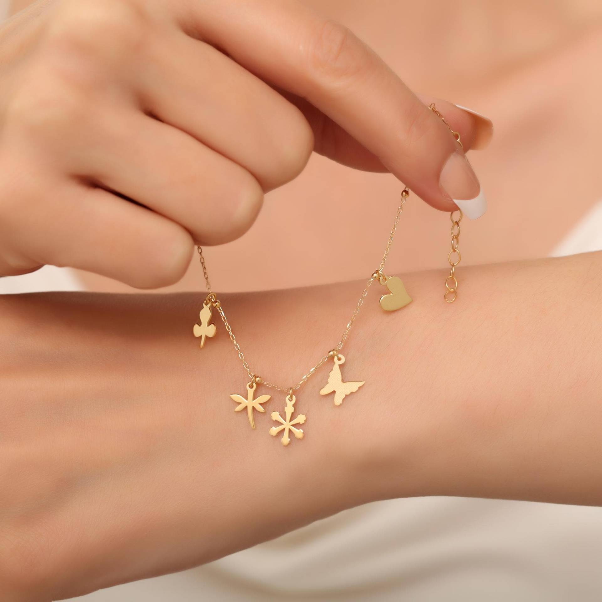 14K Vergoldetes Bettelarmband Schmetterling, Herz, Blumenanhänger von YEZjewelryCo