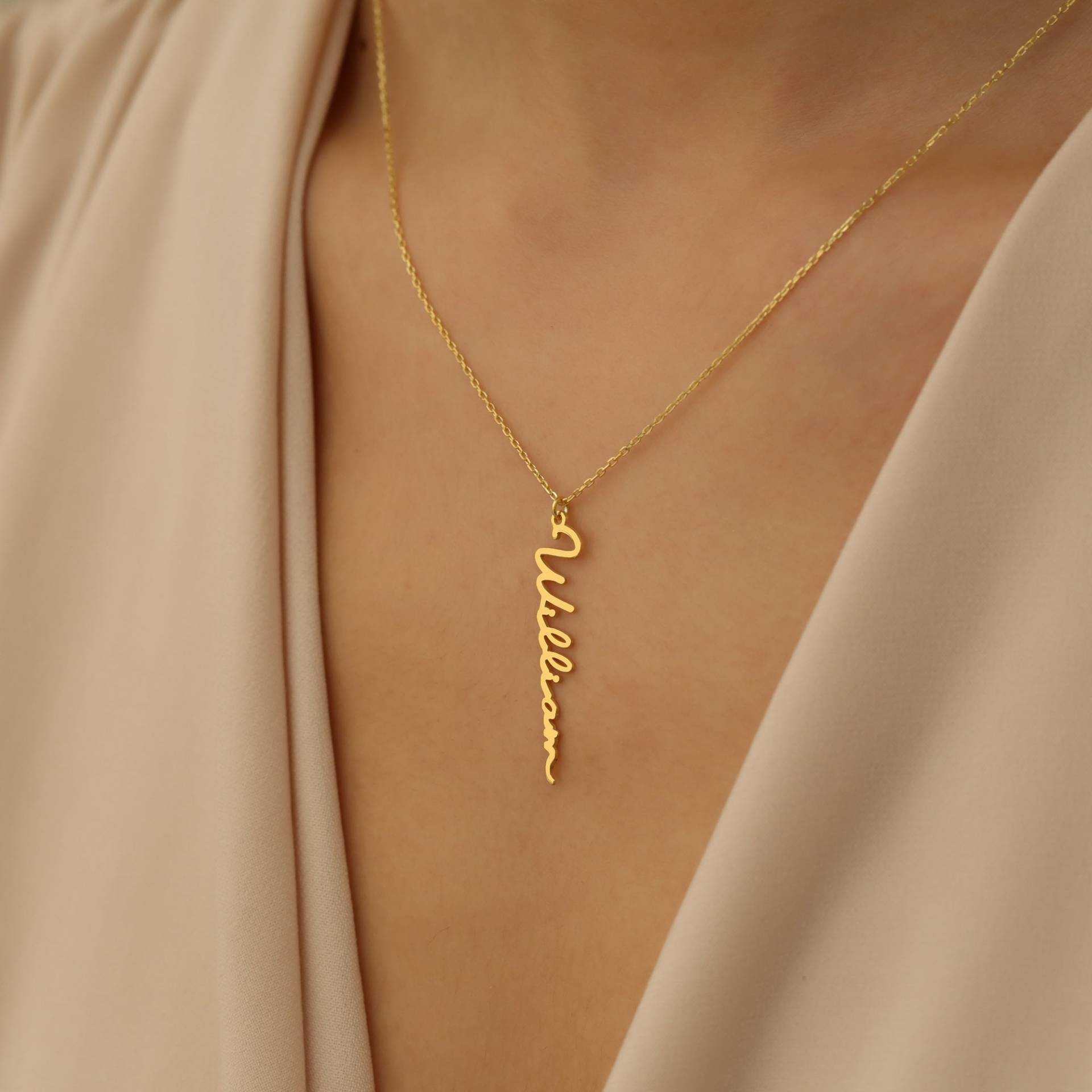 Personalisierte Vertikale Namenskette 14K Vergoldetes Sterlingsilber von YEZjewelryCo