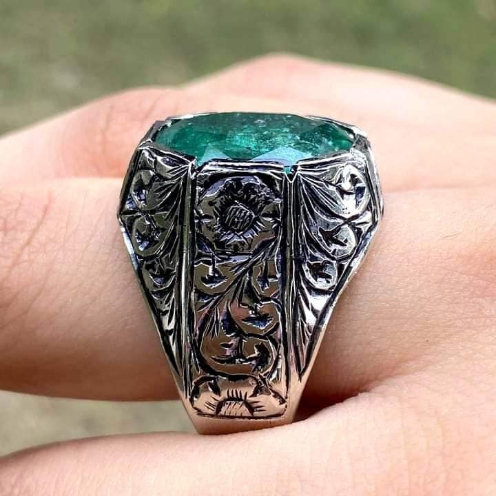 Ein Prächtiger Handgefertigter Stickerei Glanzvoller Smaragd | Zamurd in 925 Sterling Silber Ring Für Männer von YGemznJewelry