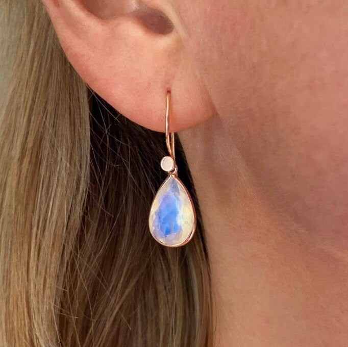 Feine Qualität Regenbogen Mondstein Drop Rosegold Vermeil Ohrringe | Ethisch Hergestellte Natürliche Edelsteinohrringe Einzigartige Edelsteine Feine Qualität Regenbogen Mondstein Drop Rosegold Vermeil Ohrringe | Ethisch Hergestellte Natürliche Edelsteinohrringe Einzigartige Edelsteine von YKDesignCo