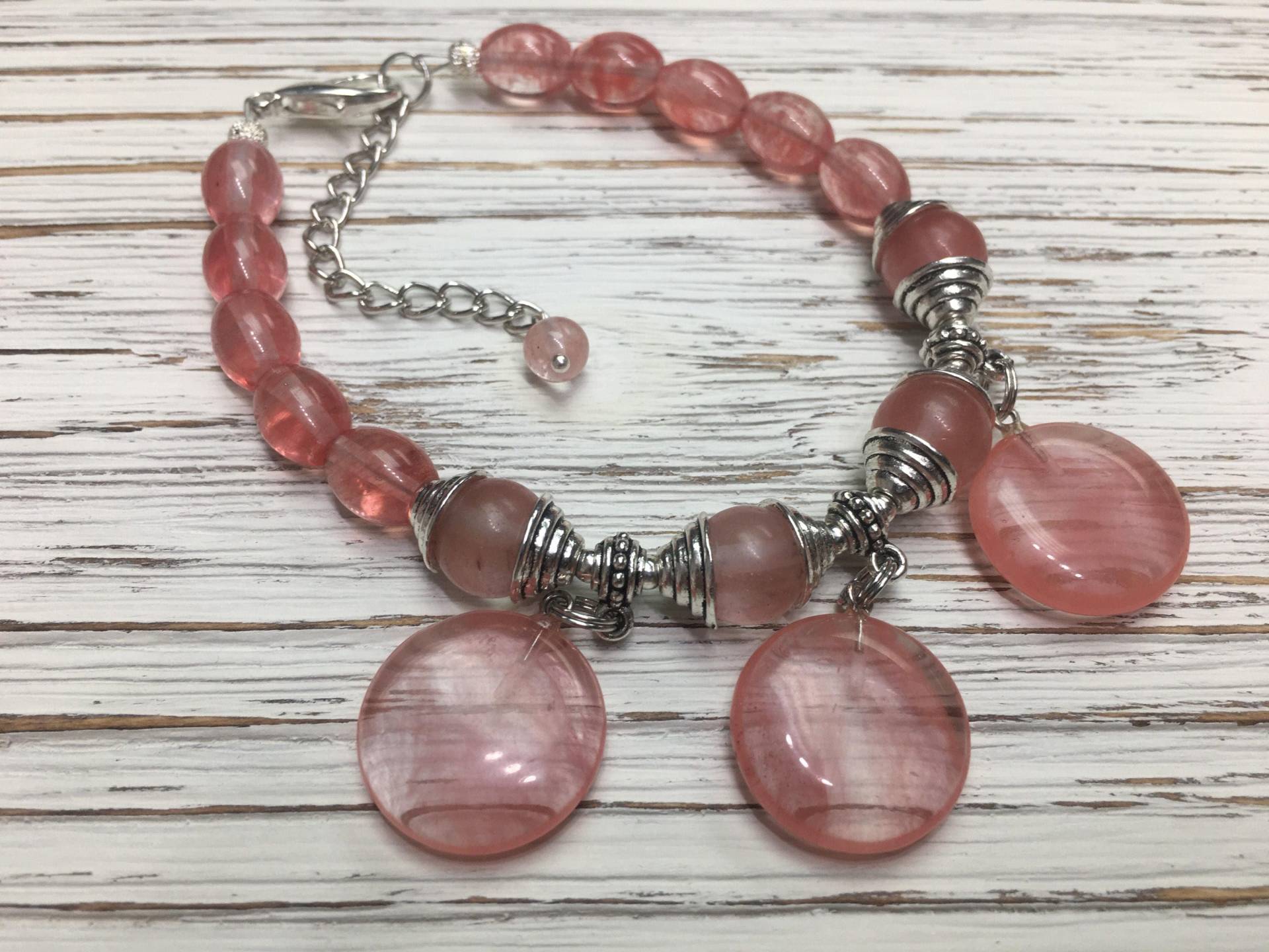 Kirsche Quarzedelstein - Und Silber-Armband Mit Drei Quarz Charme. Rote Perlen Armband. Nickelfrei Geschenk Für Sie Kirsche Quarzedelstein - Und Silber-Armband Mit Drei Quarz Charme. Rote Perlen Armband. Nickelfrei Geschenk Für Sie von YKartStudio