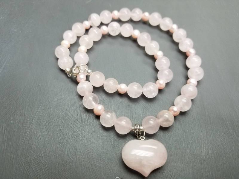 Rosa Quarz Edelstein Rosa Süßwasserperlen.925 Sterling Silber Halskette Mit Herzanhänger. Perlenkette. Halskette. Geschenk Für Sie Rosa Quarz Edelstein Rosa Süßwasserperlen.925 Sterling Silber Halskette Mit Herzanhänger. Perlenkette. Halskette. Geschenk Für Sie von YKartStudio