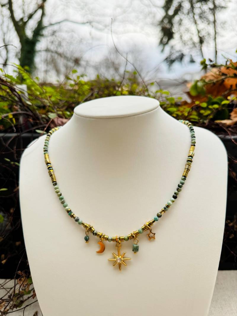 Einzigartige Halskette Aus Süßwasserperlen Und Natursteinen, Filigrane Handarbeit Mit Goldenem Charme, Geschenkideen von YLPearl