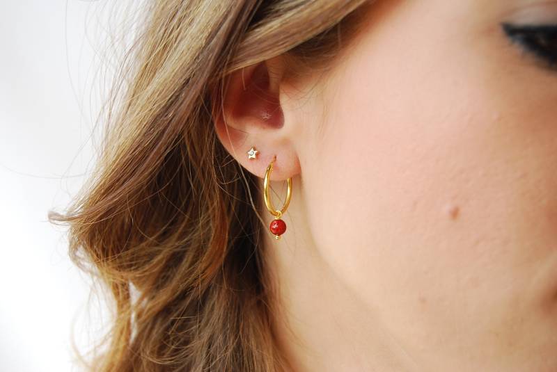 Rote Korallen Ohrringe, Zierliche Rote Creolen, Sterlingsilber Durchmesser Creolen 18 Mm Rote Korallen Ohrringe, Zierliche Rote Creolen, Sterlingsilber Durchmesser Creolen 18 Mm von YNEDAJEWELS