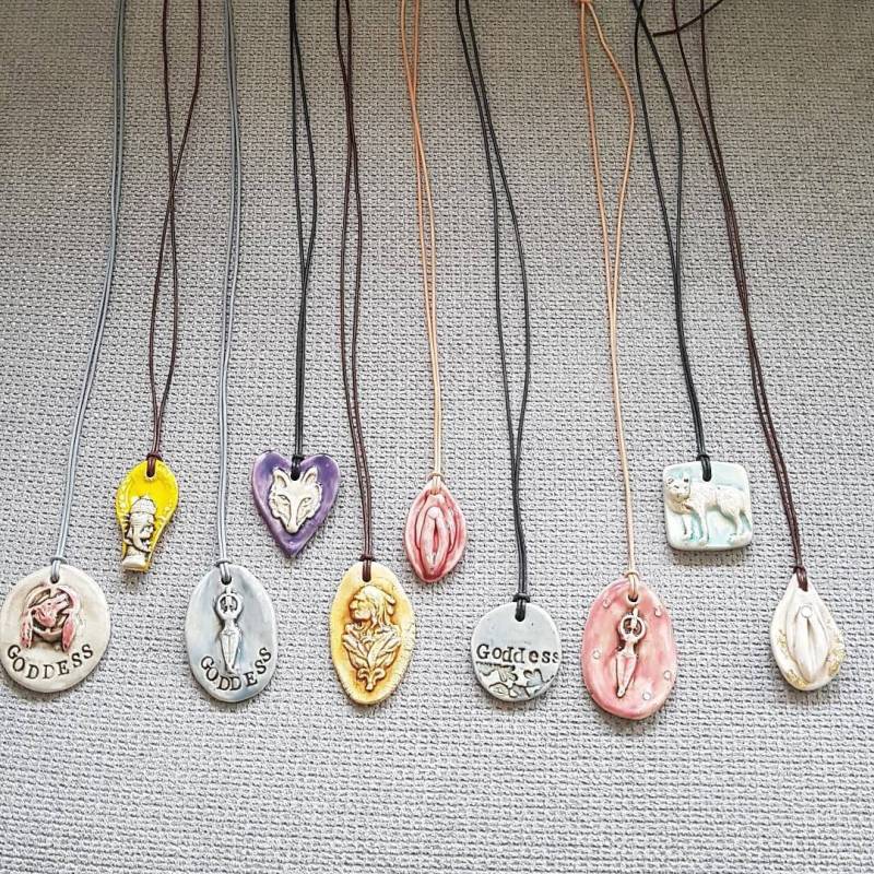 Anhänger Göttin, Necklace Goddess, Woman Tribe, Spiritual Jewelry, Goddess Energy, Handmade, Leichtes Keramik, Kette Mit Lederband Anhänger Göttin, Necklace Goddess, Woman Tribe, Spiritual Jewelry, Goddess Energy, Handmade, Leichtes Keramik, Kette Mit Lederband von YONIque11