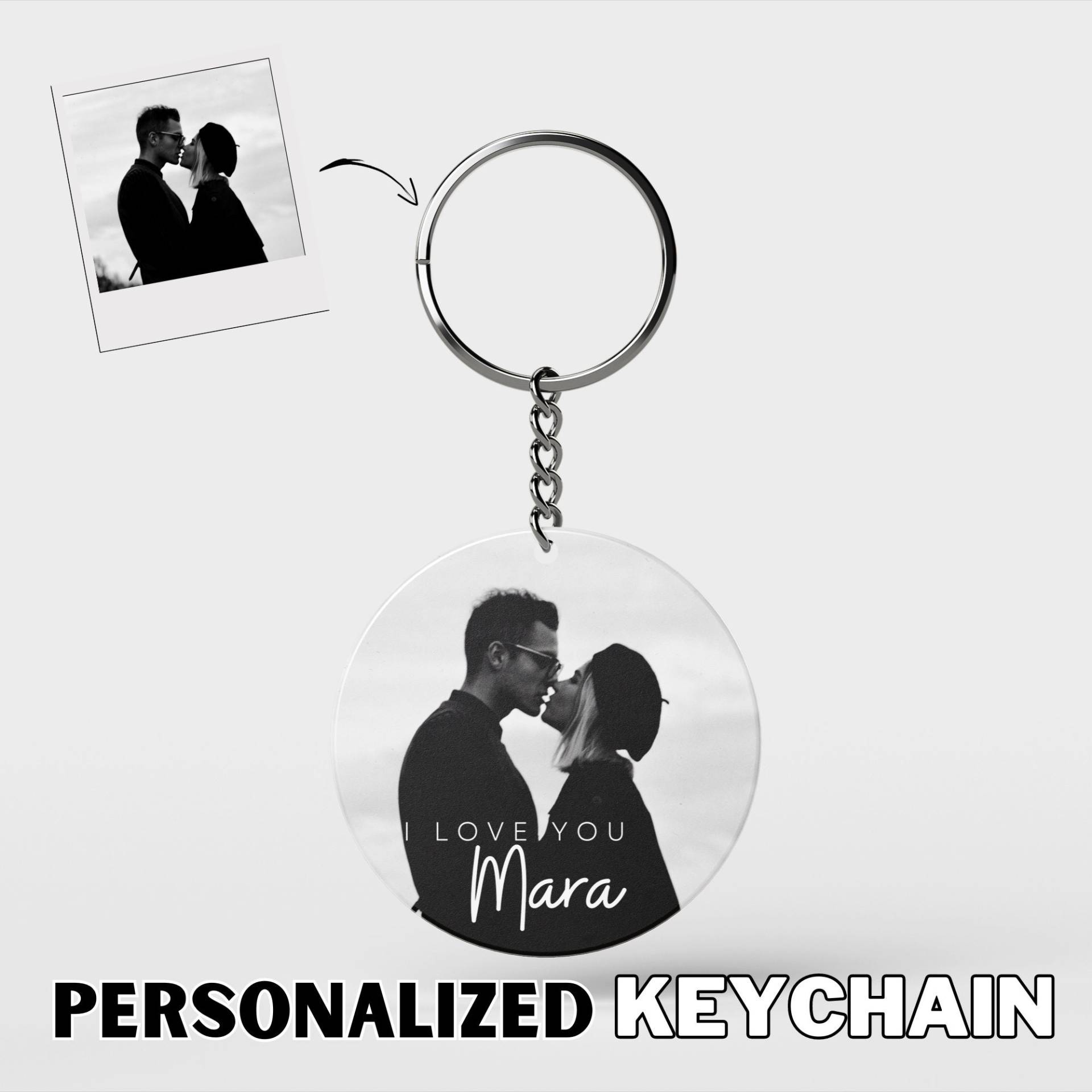 Basteln Sie Einen Einzigartigen Schlüsselanhänger Mit Einem Bild, Das Unsere Liebe, Ihren Namen Und Eine Persönliche Nachricht Festhält. Ein von YOUCUPSTORE