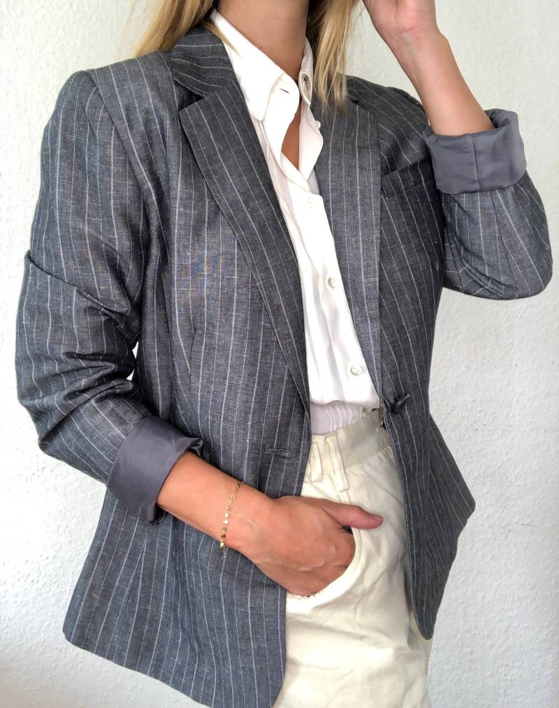 Exklusiv Schöner Original Vintage Blazer Von Calvin Klein Grau/Weiß Gestreift von YOUandEL