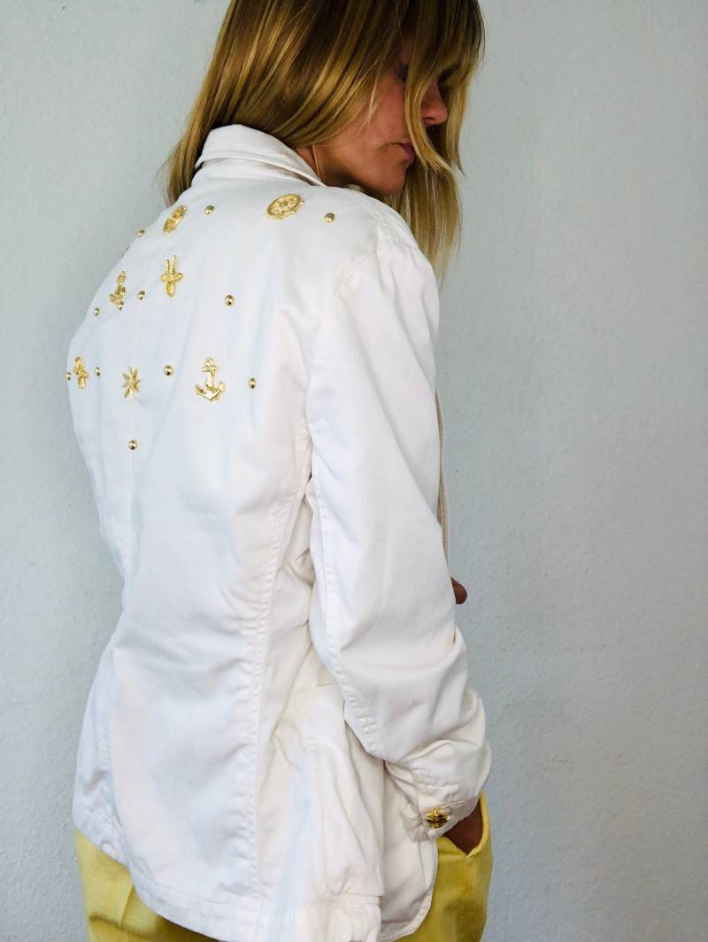 Exklusiv Sehr Schöner Vintage Blazer in Weiß Mit Goldfarbige Anhänger 80Er 90Er Jahre von YOUandEL
