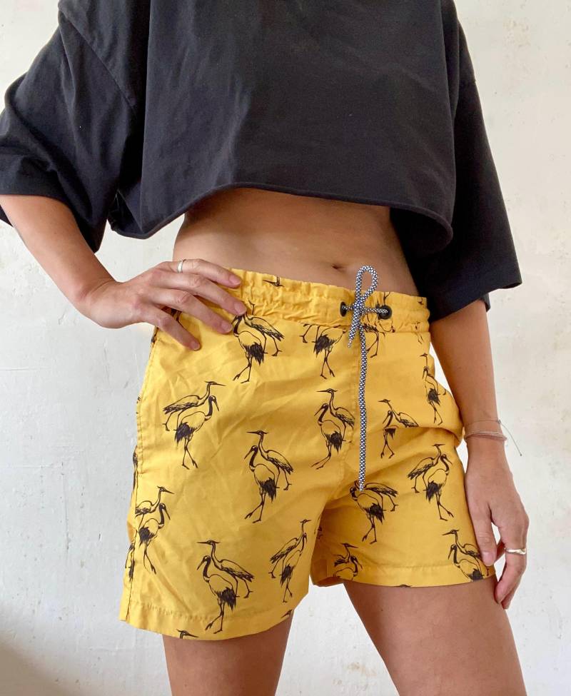 Kurze Vintage Badehose in Gelb Mit Schwarze Kraniche 2000Er Jahre von YOUandEL
