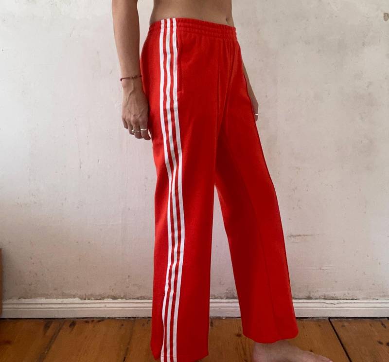 Original Vintage Adidas Hose Aus Den 90Er in Dunkelorange Mit Weißen Streifen Low Waist von YOUandEL