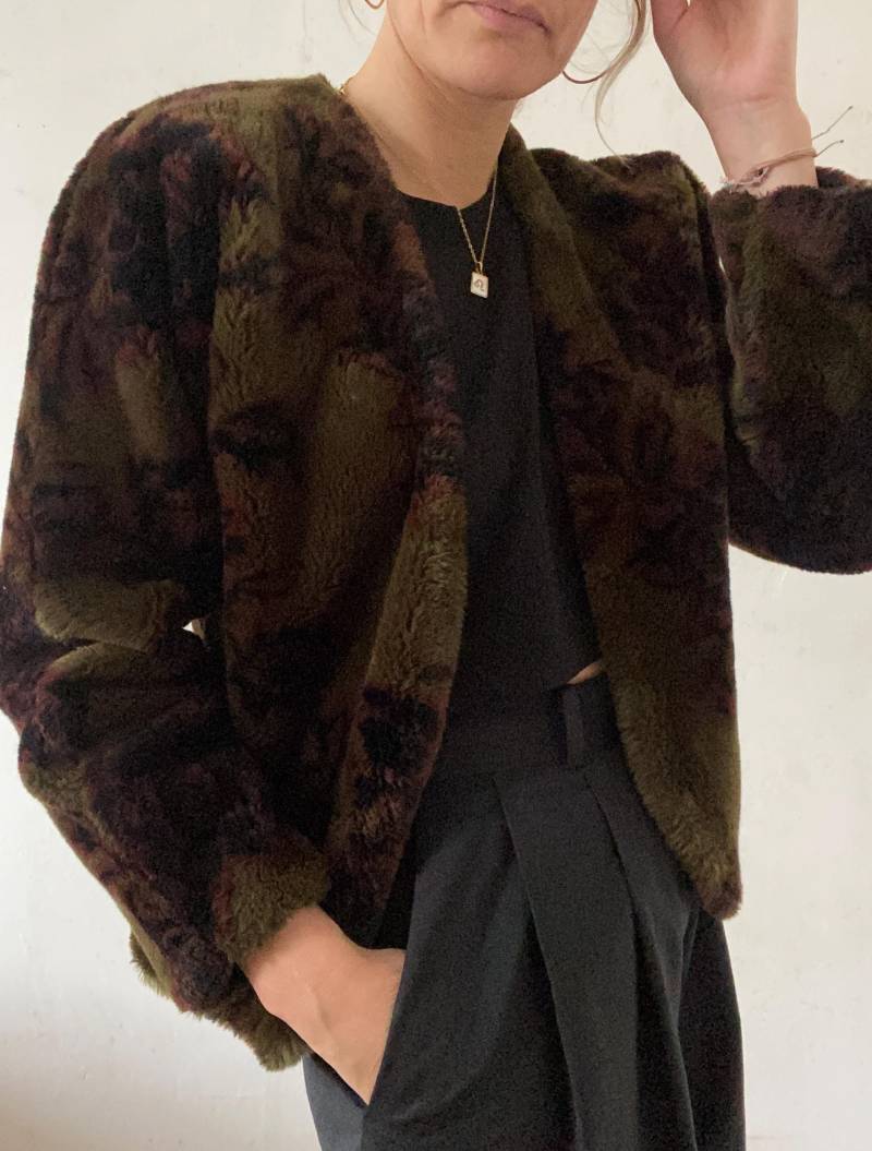 Schöne Kurze Vintage Fake Pelzjacke in Dunkelgrün Mit Floralmuster 40Er 50Er Jahre von YOUandEL