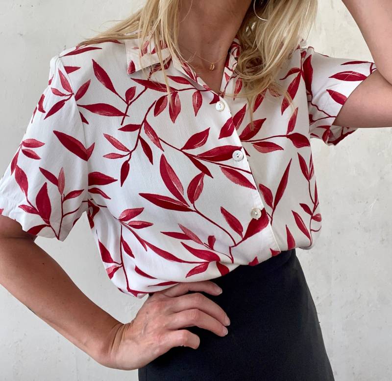 Schöne Vintage Bluse Kurzärmelig in Weiss Mit Roten Blätter 80Er 90Er Jahre von YOUandEL