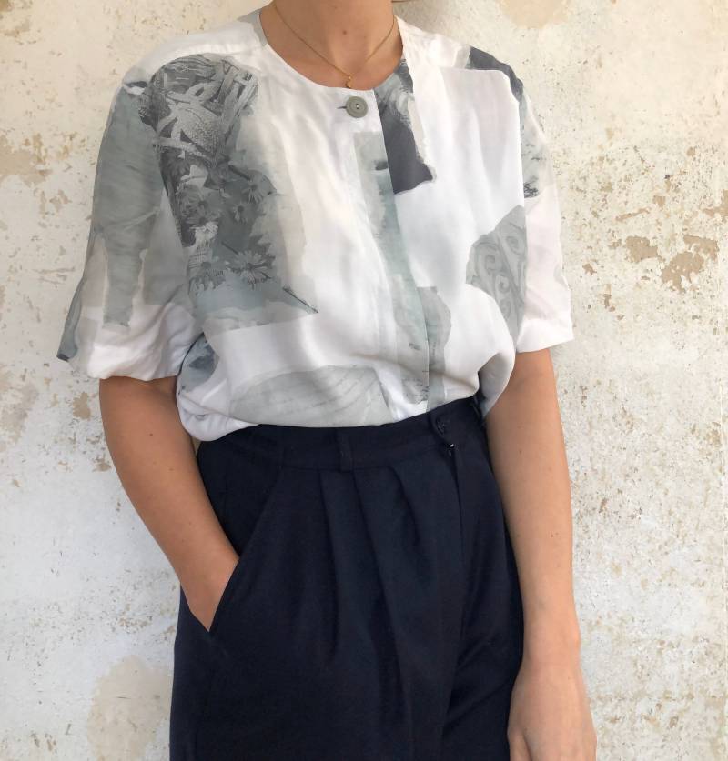 Schöne Vintage Bluse Viscose Mit 90Er Jahre Druck, Kurzärmelig in Pastell/Grau Weiß von YOUandEL