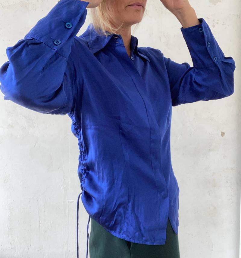 Schöne Vintage Bluse in Knallblau Von Prestige 90Er Jahre Glanz Seide von YOUandEL