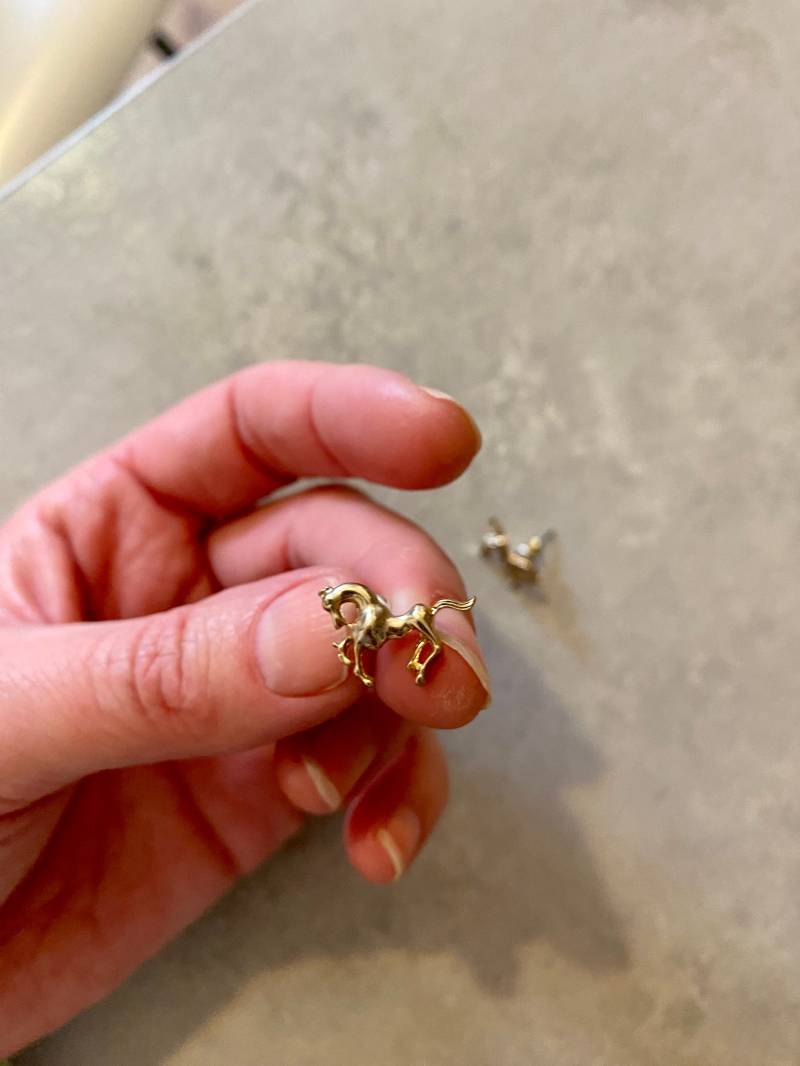 Schöne Vintage Ohrringe Mit Pferde Goldfarben von YOUandEL