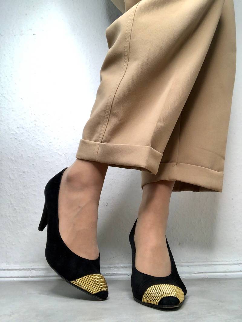 Schöne Vintage Pumps in Schwarz Mit Goldfarbige Verzierung 70Er 80Er Jahre von YOUandEL