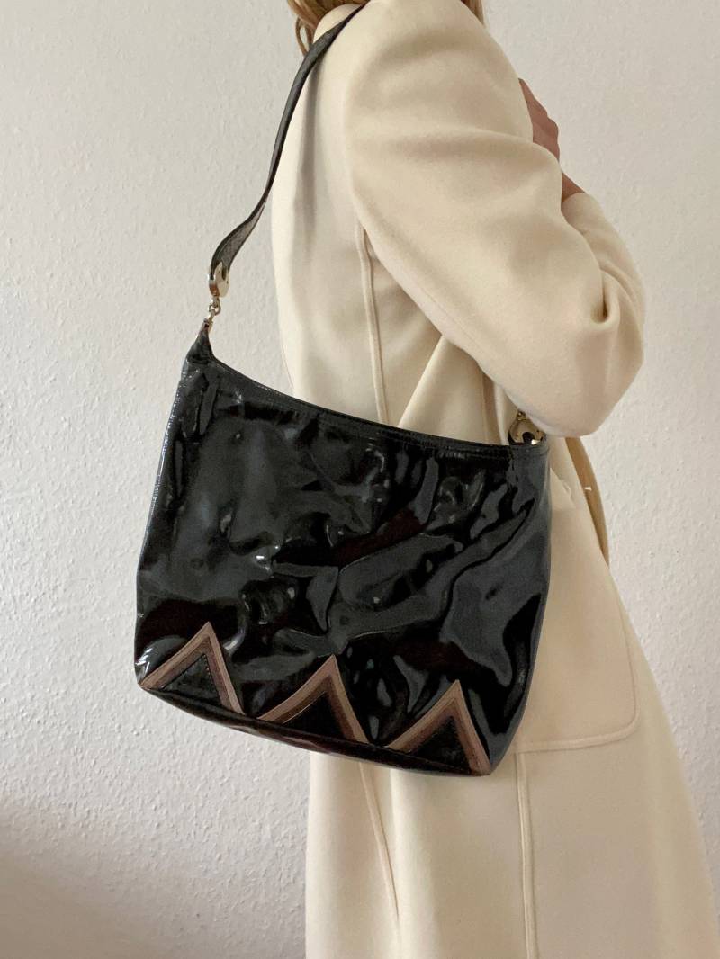 Schöne Vintage Umhängetasche/ Handtasche in Schwarzer Lack 80Er 90Er Jahre von YOUandEL