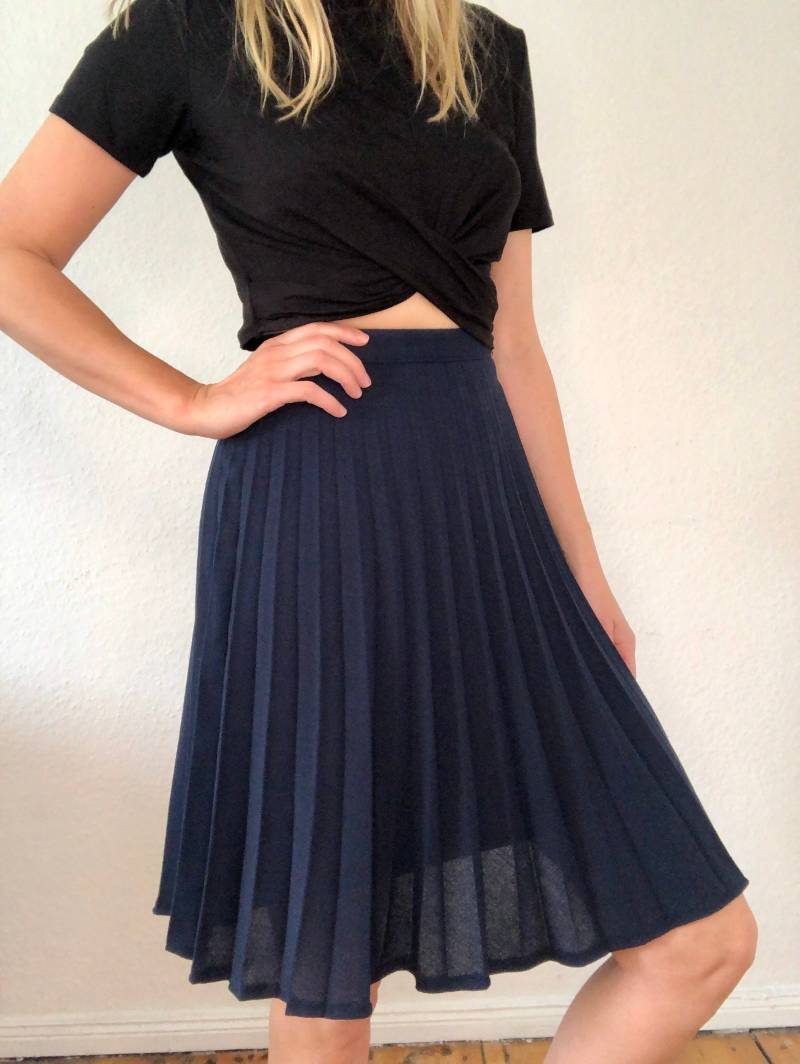 Schöner Vintage Midi Faltenrock in Dunkelblau 60Er 70Er Jahre von YOUandEL