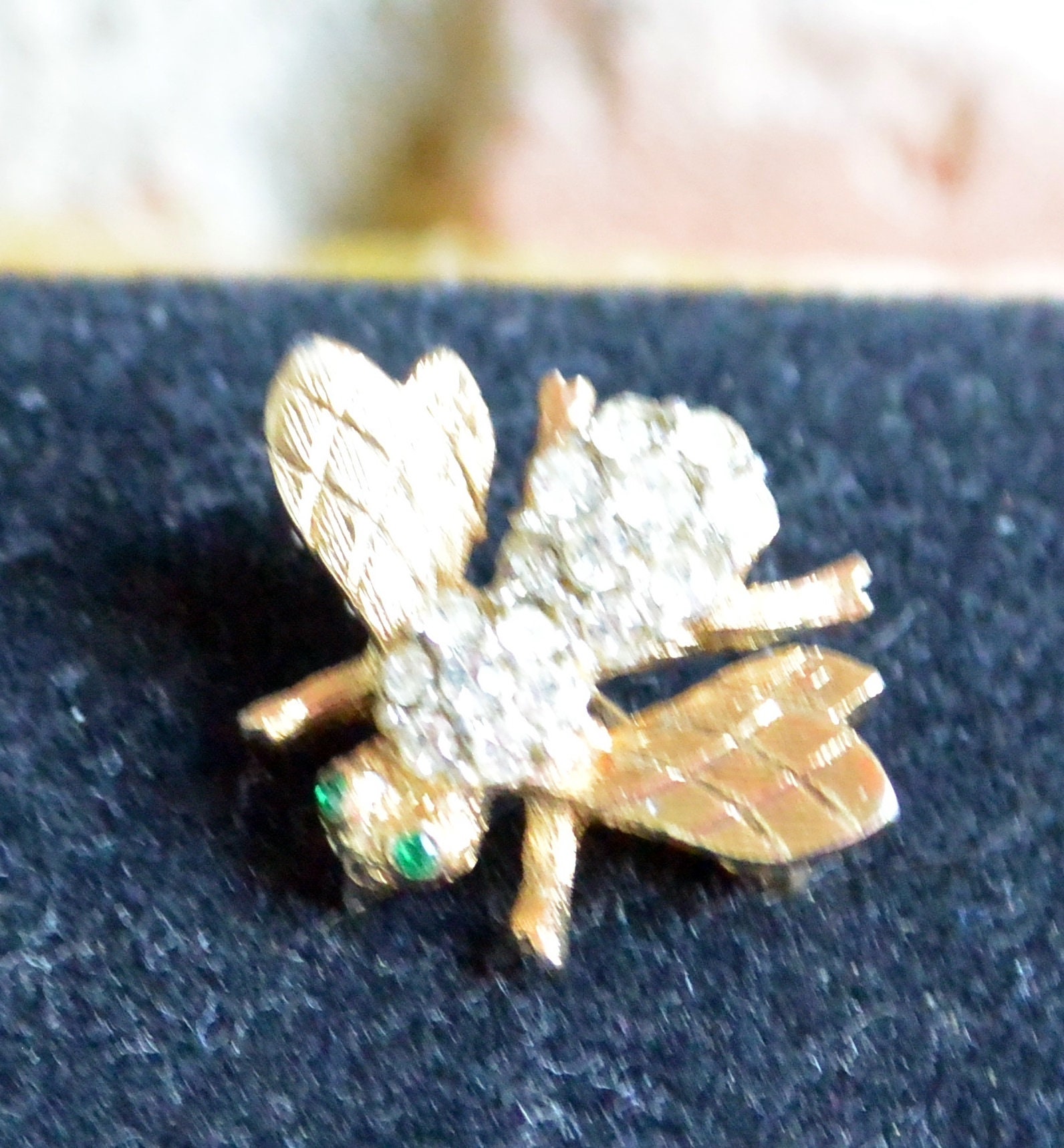 Coro Bee Brosche Signiert, Goldfarbene Strasssteine, Grünes Auge, Vintage, Sale von YPSA