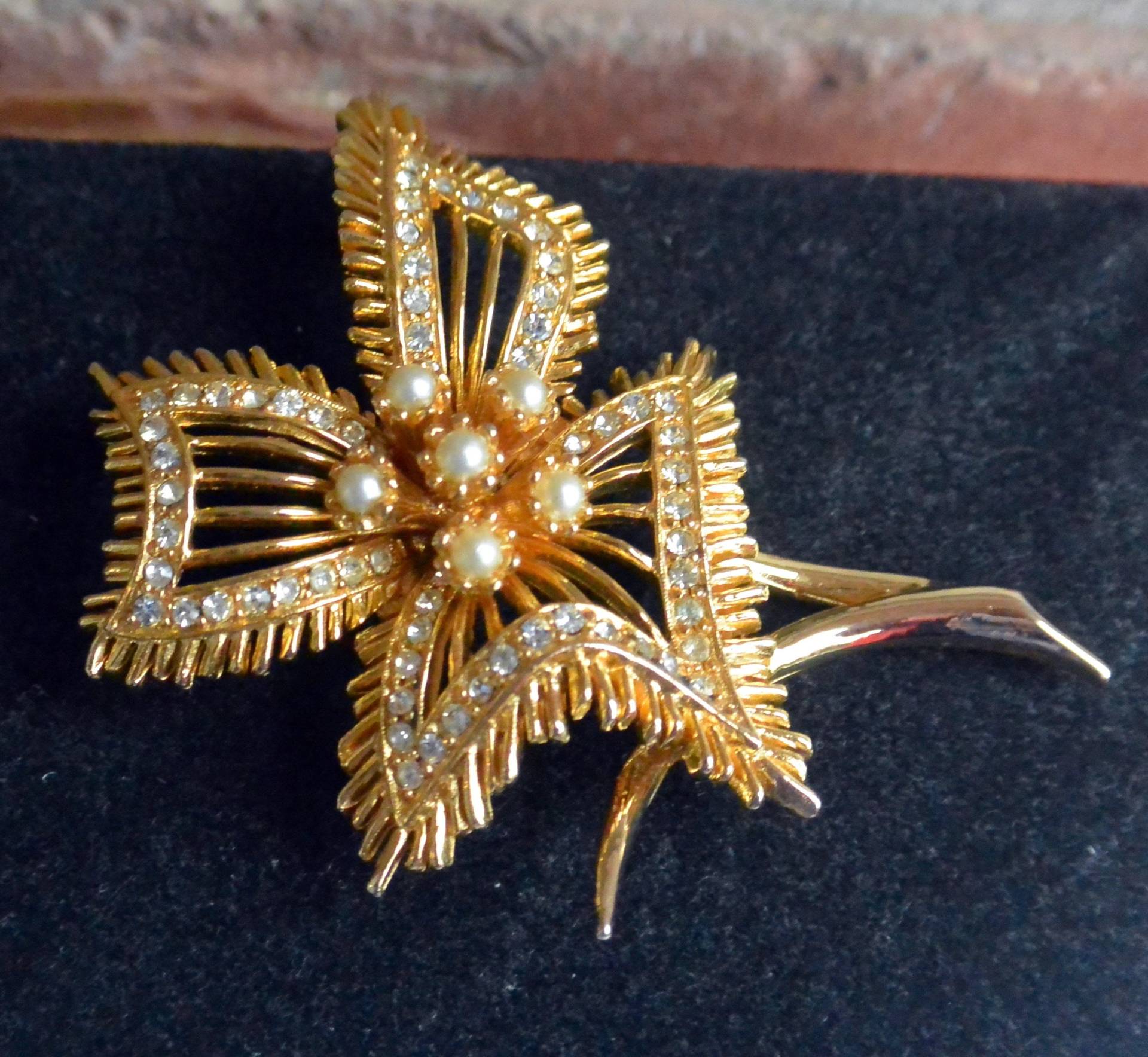 Hattie Carnegie Blumen Brosche Vergoldet, Perlen & Strass, Signiert, Vintage, Sale von YPSA