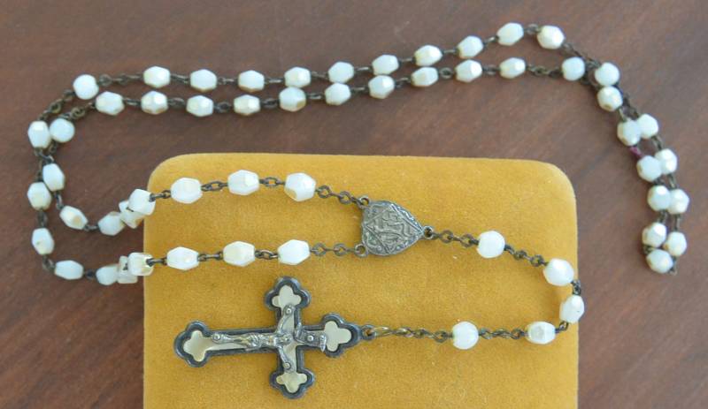 Kreuz Rosenkranz Halskette - Weiße Perlen, Made in Italy, Vintage von YPSA