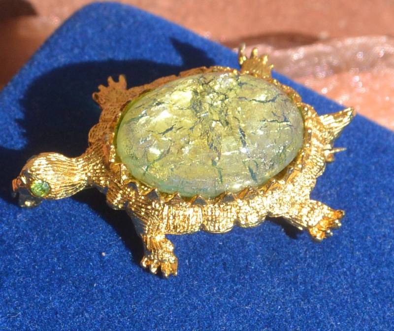 Vintage Dodds Turtle Brosche Irisierend Grün & Gold, Signiert Vintage Dodds Turtle Brosche Irisierend Grün & Gold, Signiert von YPSA
