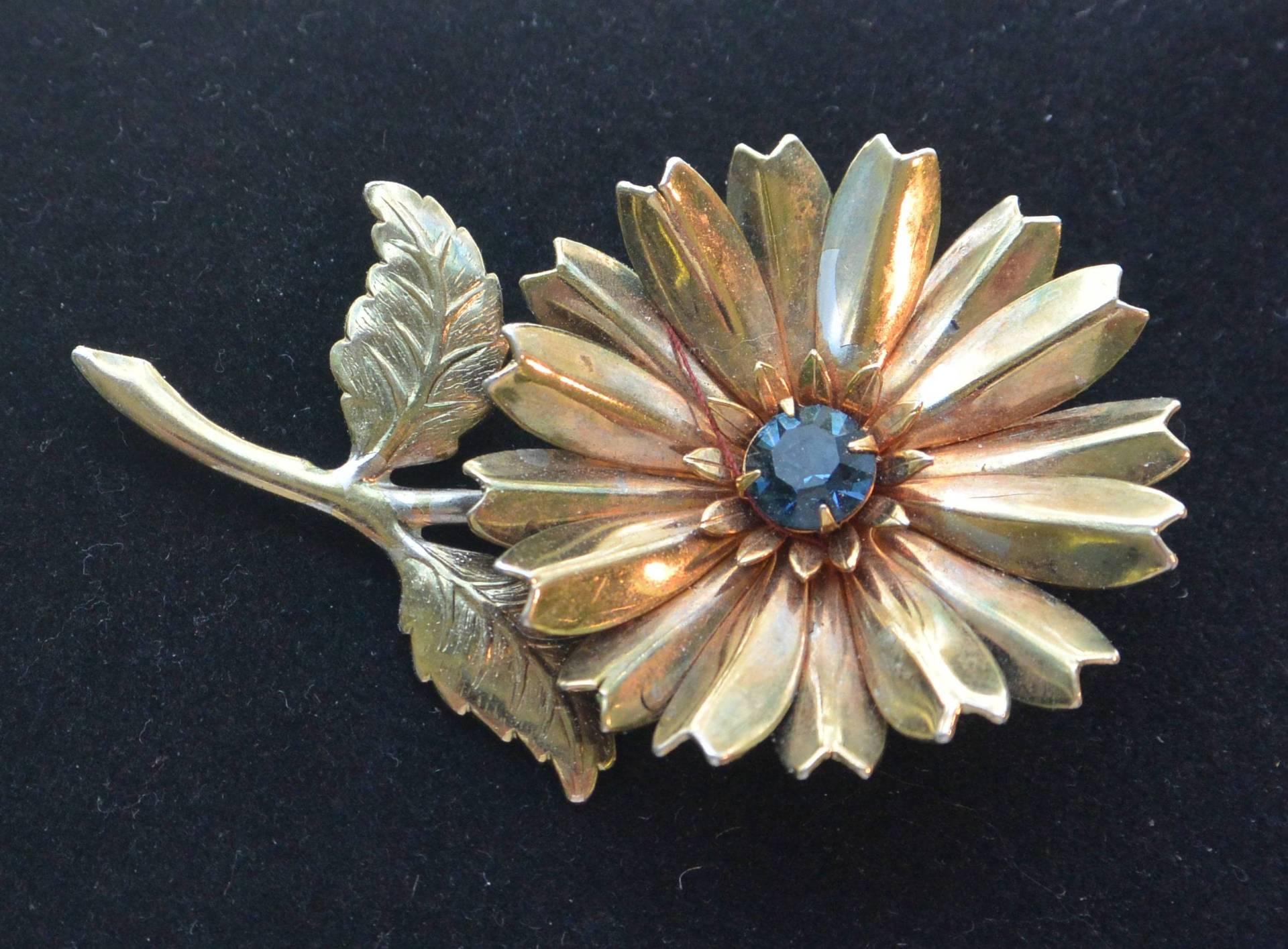Vintage Gold Ton Blumen Brosche Blauer Strass Pin von YPSA