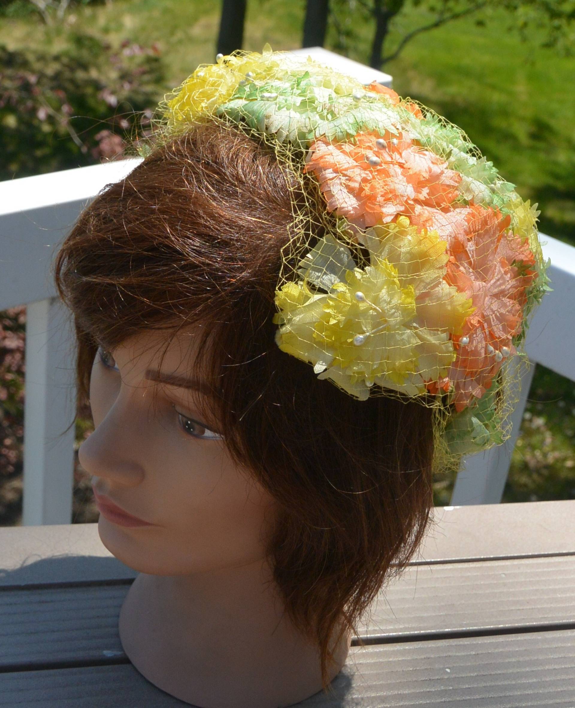 Vintage Hut Mit Blüten Gelbe, Orange Blütenblätter & Kunstperlen von YPSA