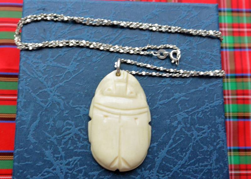 Vintage Knochen Skarabäus Anhänger Sterling Silber Kette, Hand Geschnitzt Vintage Knochen Skarabäus Anhänger Sterling Silber Kette, Hand Geschnitzt von YPSA