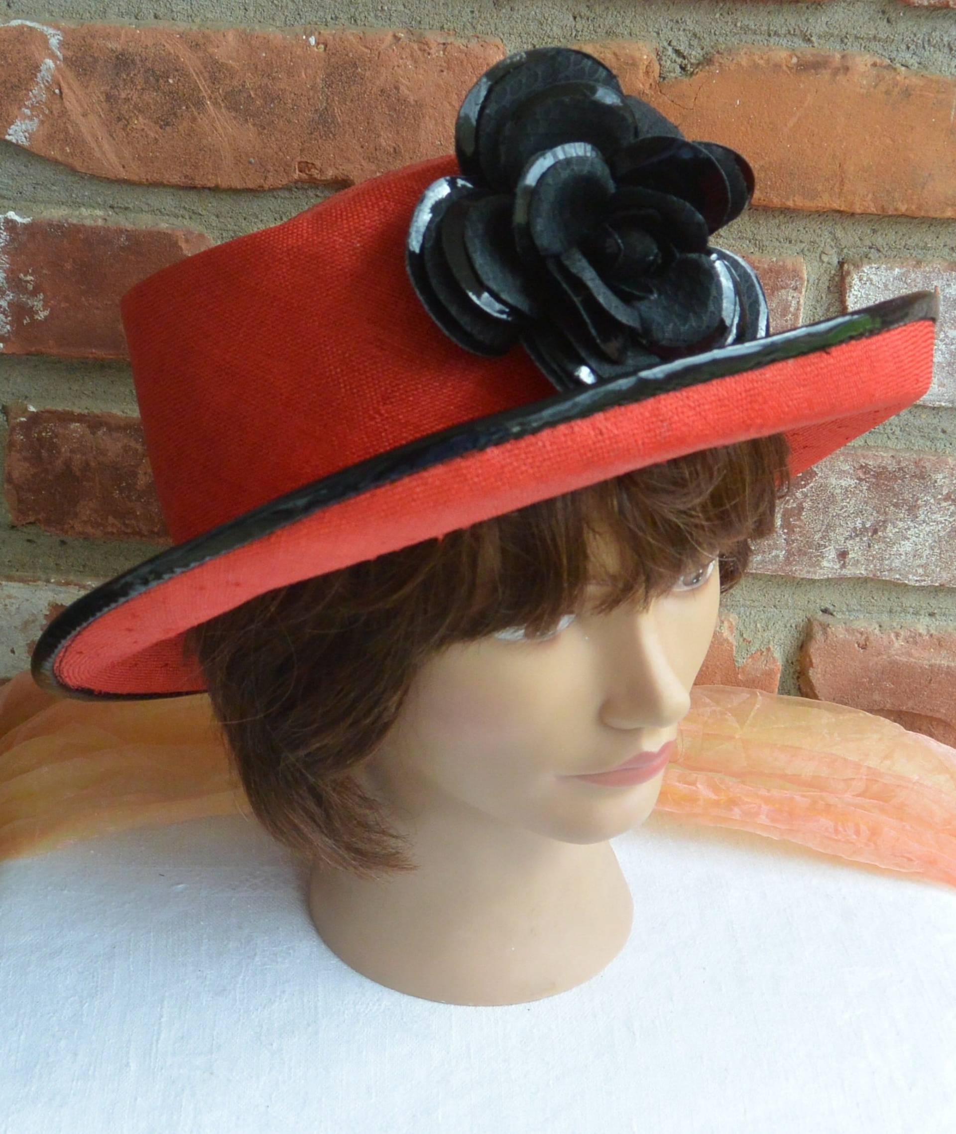 Vintage Oscar De La Renta Hut Rote Hutkette Mit Schwarzer Blume von YPSA