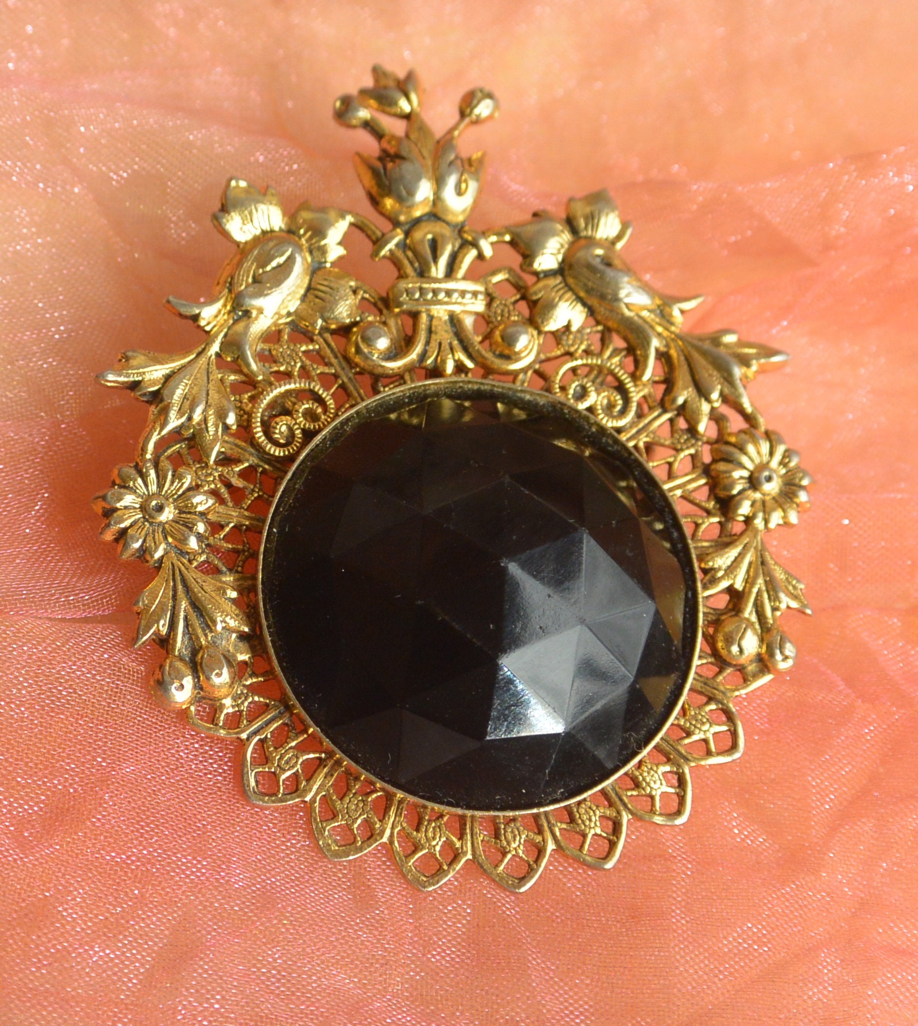 Schwarze Cabochon Brosche Anhänger Vergoldetes, Kunstvolles Design, Miriam Haskell Like, Vintage, Sale von YPSA