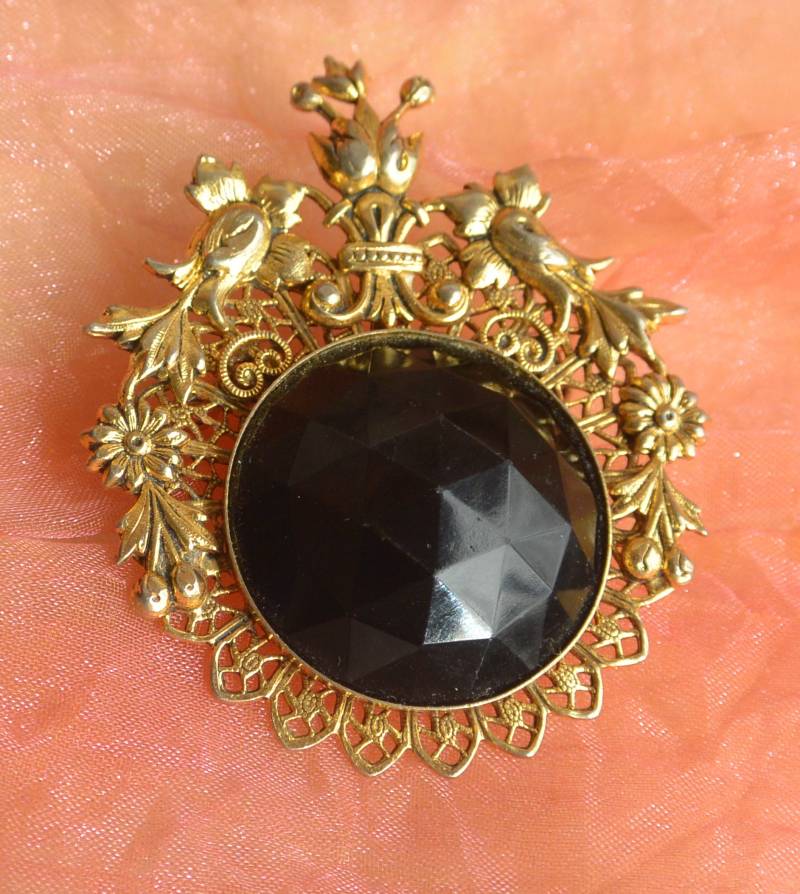 Schwarze Cabochon Brosche Anhänger Vergoldetes, Kunstvolles Design, Miriam Haskell Like, Vintage, Sale Schwarze Cabochon Brosche Anhänger Vergoldetes, Kunstvolles Design, Miriam Haskell Like, Vintage, Sale von YPSA