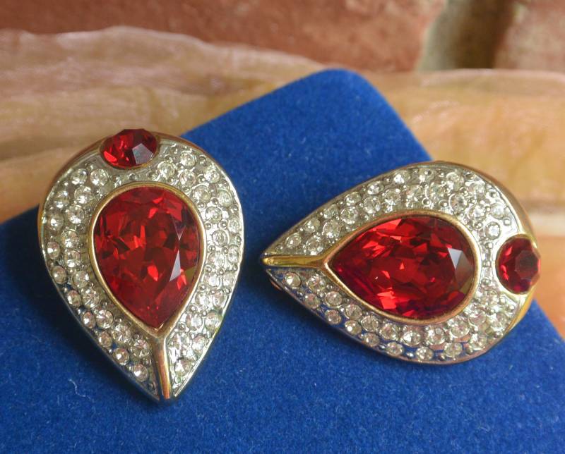 Vogue Mogul Ohrringe Facettierte Rubin Strass Ohrclips, Vintage, Sale von YPSA