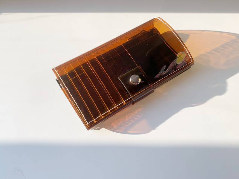 Braune Transparente Vinyl Geldbörse Y2K 90S Style, Vegan von YPSILONBAGS