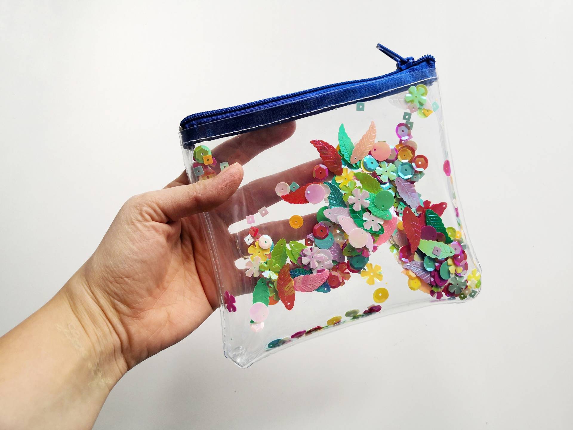 Glänzende Schminktasche Pailletten Konfetti Irisierend Glitzer Beutel Plant Lady Bunt Jungle Kulturbeutel Kitsch 90S Festival von YPSILONBAGS