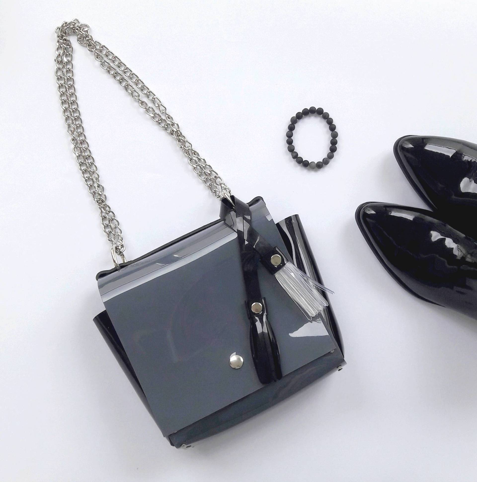 Grau Und Schwarze Vinyl Tasche Minimalistisch Glänzend Crossbody Mit Kette Ledergriff, Einzigartiges Geschenk Für Sie, Vegane Schulranzen Modernes von YPSILONBAGS