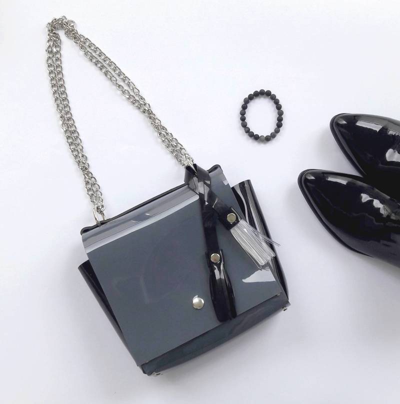 Grau Und Schwarze Vinyl Tasche Minimalistisch Glänzend Crossbody Mit Kette Ledergriff, Einzigartiges Geschenk Für Sie, Vegane Schulranzen Modernes von YPSILONBAGS