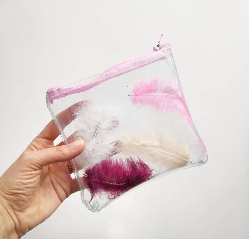 Netter Make-Up Beutel Federn Kosmetiktasche Soft Pastell Transparent Einzigartiges Geschenk Für Frau Kulturbeutel Kleine Tasche Rosa Reißverschluss von YPSILONBAGS